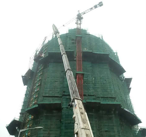 庄浪吊车在工地上作业